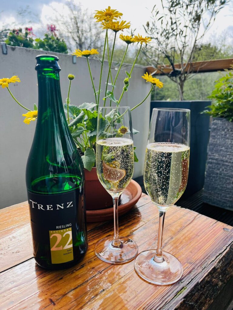 Een fles Trenz Riesling en twee glazen wijn, verkocht via Rotary Wijnen voor het goede doel
